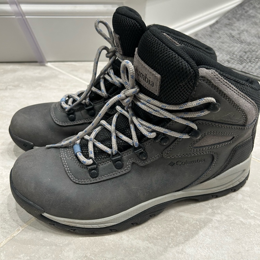 Columbia Women’s Hiking Boots - Newton Ridge Plus Waterproof - Excellent